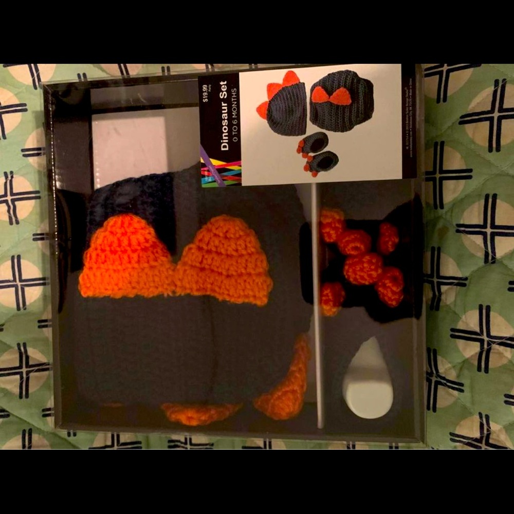Newborn Dinosaur Chrocheted Set - diaper cover, hat, and booties